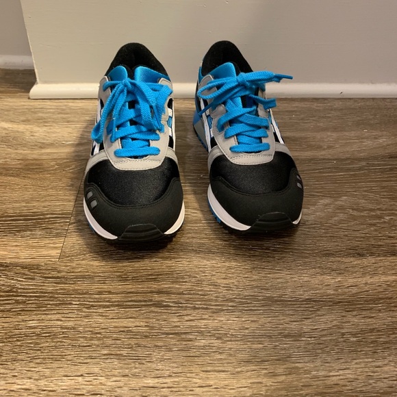 ASICS - Picture 2 of 5